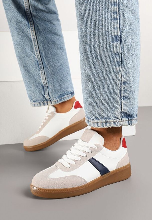 Renee - Biało-Granatowe Sneakersy Tenisówki z Geometrycznym Wzorem Hanivra. Okazja: na co dzień. Kolor: biały. Materiał: jeans. Wzór: geometria. Obcas: na płaskiej podeszwie