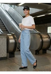 Sinsay - Bawełniana koszulka z krótkim rękawem - biały. Kolor: biały. Materiał: bawełna. Długość rękawa: krótki rękaw. Długość: krótkie #1