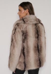 Born2be - Beżowa Kurtka Futerko z Jednorzędowym Zapięciem i Szerokim Kołnierzem Tesella. Okazja: na co dzień. Kolor: beżowy. Materiał: futro. Styl: casual, elegancki #7