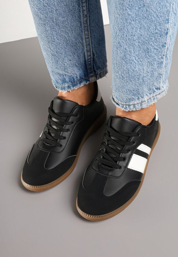 Born2be - Czarne Sneakersy Tenisówki z Ozdobnymi Paskami Danavin. Okazja: na co dzień. Zapięcie: pasek. Kolor: czarny. Materiał: jeans. Wzór: paski. Obcas: na obcasie. Wysokość obcasa: niski