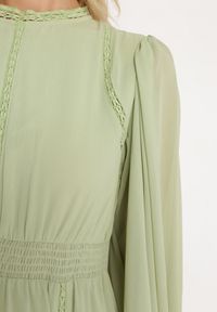 Born2be - Zielona Elegancka Sukienka Midi z Gumkami w Pasie i Ażurowymi Wstawkami Rouxia. Kolor: zielony. Wzór: ażurowy. Styl: elegancki. Długość: midi