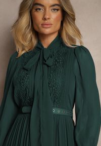 Renee - Ciemnozielona Plisowana Sukienka Maxi z Koronką i Paskiem Venila. Kolor: zielony. Materiał: koronka. Wzór: koronka. Długość: maxi #3