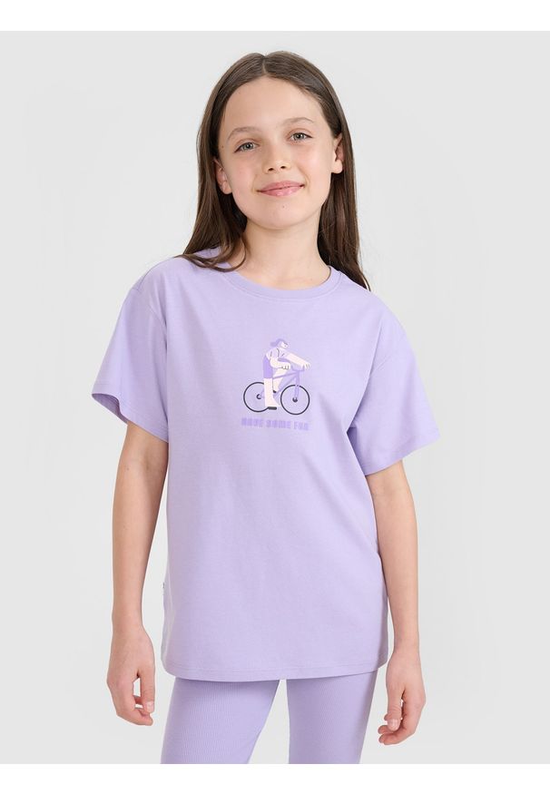 4f - 4F T-shirt regular z nadrukiem dziewczęcy - fioletowy 146 (10-11 lat). Okazja: na co dzień. Kolor: fioletowy. Materiał: jersey, dzianina, bawełna. Długość rękawa: krótki rękaw. Długość: krótkie. Wzór: nadruk. Sezon: lato. Styl: elegancki, casual, sportowy, klasyczny