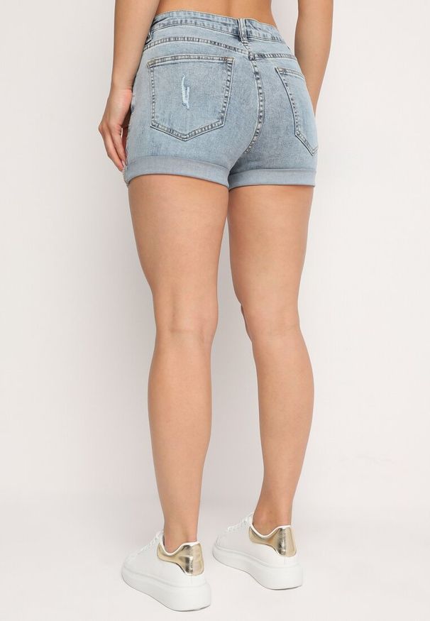 Born2be - Niebieskie Jeansowe Bawełniane Szorty z Wysokim Stanem Ozdobione Przetarciami Nellasia. Okazja: na co dzień. Stan: podwyższony. Kolor: niebieski. Materiał: jeans, bawełna. Wzór: aplikacja. Sezon: lato. Styl: casual, elegancki