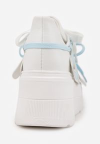 Born2be - Biało-Niebieskie Płaskie Sneakersy Vices z Podwójnym Sznurowaniem ze Zdobieniem 3D Nelarissa. Okazja: na co dzień. Zapięcie: sznurówki. Kolor: biały. Materiał: jeans, bawełna. Wzór: aplikacja. Obcas: na obcasie. Wysokość obcasa: niski #2