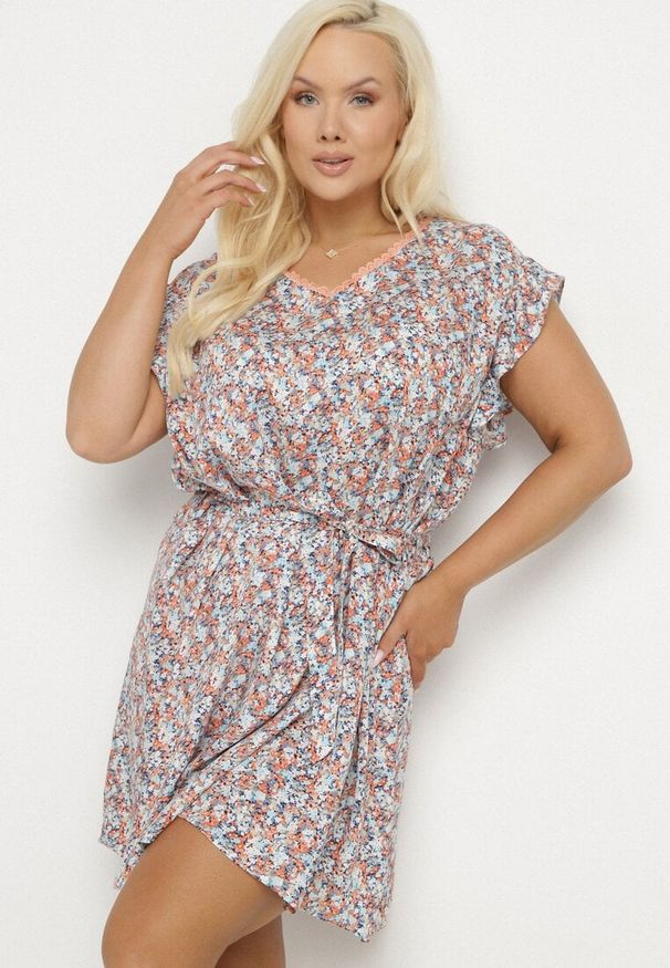 Born2be - Czerwona Sukienka z Wiskozy w Kwiaty z Paskiem i Haftami Nelindia. Okazja: na co dzień. Kolor: czerwony. Materiał: wiskoza. Wzór: kwiaty, haft. Sezon: lato. Styl: casual, elegancki