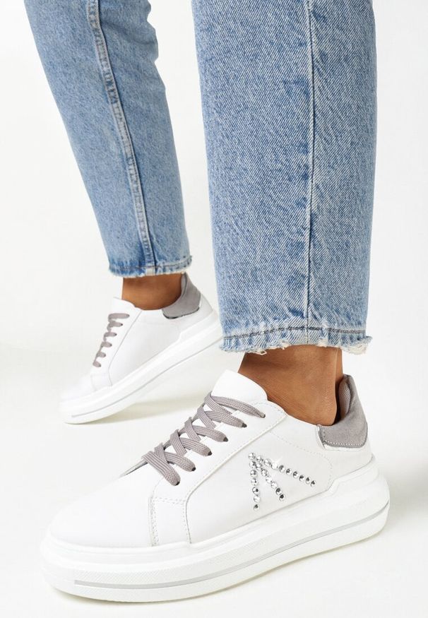 Born2be - Biało-Szare Sneakersy na Grubej Podeszwie w Cyrkonie Rizafine. Okazja: na co dzień, na spacer. Kolor: biały. Materiał: jeans. Sezon: wiosna. Sport: turystyka piesza