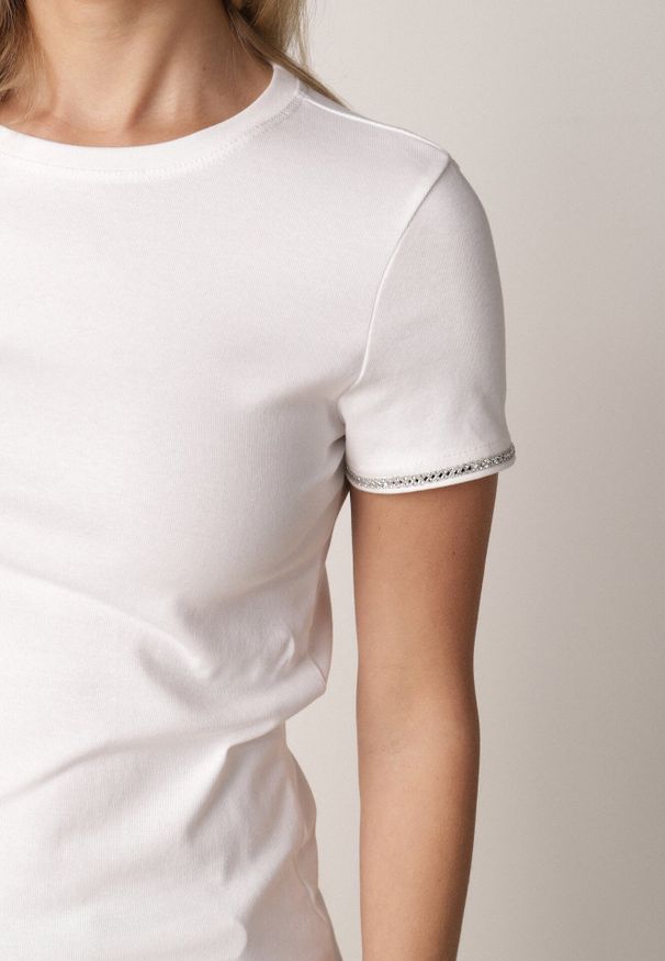 Born2be - Biały Bawełniany T-shirt z Cyrkoniami przy Rękawach Pronolea. Okazja: na co dzień. Kolor: biały. Materiał: bawełna. Wzór: aplikacja. Styl: casual, klasyczny