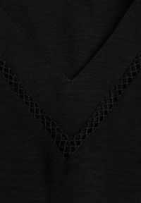 Renee - Czarna Rozszerzana Bluzka z Krótkimi Rękawami i Ażurowymi Taśmami Zaylor. Kolor: czarny. Długość rękawa: krótki rękaw. Długość: krótkie. Wzór: ażurowy. Sezon: wiosna, lato #2