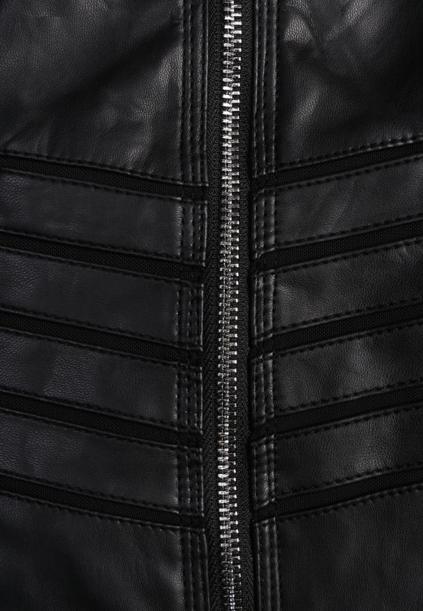 Born2be - Czarna Kurtka Typu Ramoneska Ozdobiona Przeszyciami Elianea. Okazja: na co dzień. Kolor: czarny. Materiał: jeans, poliester. Wzór: aplikacja. Styl: casual, elegancki