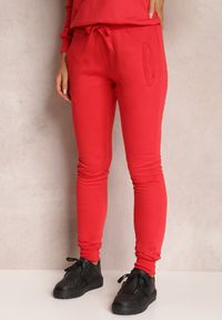 Renee - Czerwone Spodnie Linasos. Okazja: na co dzień. Stan: podwyższony. Kolor: czerwony. Materiał: dresówka. Styl: casual #3