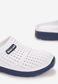 Born2be - Biało-Granatowe Klapki Iphiope. Okazja: na plażę, na co dzień, na spacer. Kolor: biały. Materiał: guma, jeans. Wzór: ażurowy. Sezon: lato. Obcas: na płaskiej podeszwie. Styl: klasyczny, casual