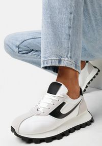 Born2be - Biało-Czarne Sneakersy Sarra. Nosek buta: okrągły. Kolor: biały. Materiał: materiał. Szerokość cholewki: normalna #1