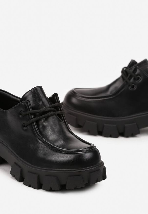Born2be - Czarne Sznurowane Półbuty na Grubej Podeszwie w Stylu Grunge Erilissa. Kolor: czarny. Materiał: skóra, jeans. Wzór: aplikacja. Obcas: na obcasie. Styl: elegancki. Wysokość obcasa: średni