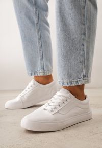 Born2be - Wiązane Białe Tenisówki Trampki pod Kostkę z Ozdobnym Paskiem Wiolana. Okazja: na spacer, na co dzień. Zapięcie: pasek. Kolor: biały. Materiał: jeans. Styl: casual, sportowy #1