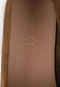 Born2be - Ciemnobeżowe Mokasyny VICES ze Skórzaną Wkładką i Metalową Ozdobą Aquilin. Nosek buta: okrągły. Kolor: beżowy. Materiał: skóra. Wzór: aplikacja. Obcas: na obcasie. Styl: klasyczny. Wysokość obcasa: niski #9