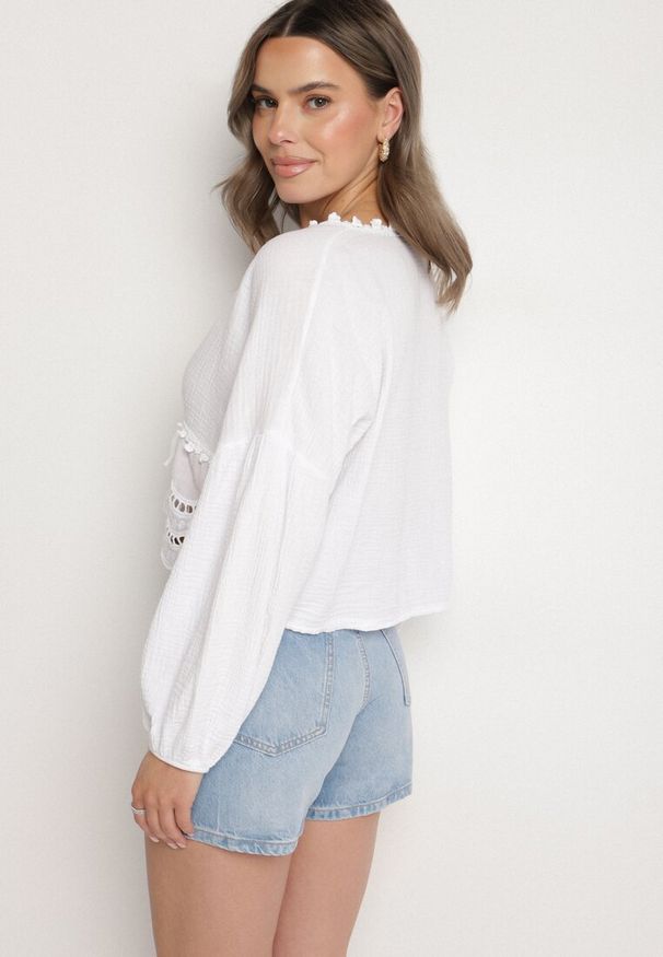 Born2be - Biała Bawełniana Bluzka z Ażurowymi Zdobieniami i Wiązaniem Galondra. Okazja: na imprezę, na co dzień. Typ kołnierza: dekolt w serek. Kolor: biały. Materiał: bawełna. Długość rękawa: długi rękaw. Długość: długie. Wzór: ażurowy, aplikacja. Styl: casual, elegancki