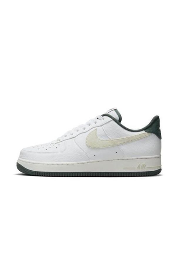 Buty do chodzenia męskie Nike Air Force 1 ’07 Lv8. Zapięcie: sznurówki. Kolor: biały. Materiał: guma, skóra, tkanina. Szerokość cholewki: normalna. Model: Nike Air Force. Sport: turystyka piesza