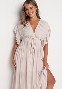 Born2be - Beżowa Taliowana Sukienka z Bawełny Ozdobiona Falbanami przy Rękawach i Gumką w Talii Rivasie. Typ kołnierza: dekolt w kształcie V. Kolor: beżowy. Materiał: bawełna. Długość rękawa: krótki rękaw. Wzór: aplikacja. Sezon: lato #7