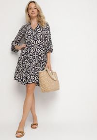 Born2be - Granatowa Sukienka Rozkloszowana z Bawełny w Etniczny Wzór Zalista. Okazja: na co dzień. Kolor: niebieski. Materiał: bawełna. Typ sukienki: rozkloszowane. Styl: boho, casual #3