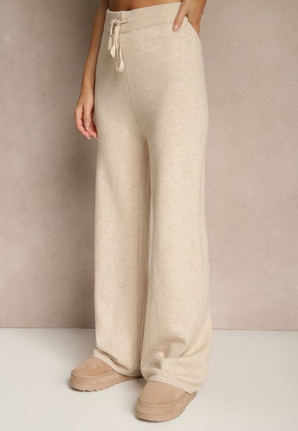 Renee - Jasnobeżowy Komplet z Dzianiny z Wełną Długi Kardigan Spodnie i Kamizelka Otizane. Kolekcja: plus size. Kolor: beżowy. Materiał: dzianina, wełna. Wzór: aplikacja