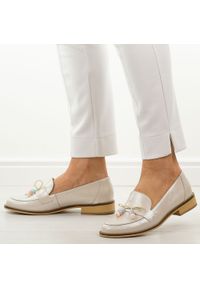 DEONI - Beżowe perła skórzane Polskie mokasyny damskie Deoni D042. Okazja: na co dzień. Kolor: beżowy. Materiał: skóra. Szerokość cholewki: normalna. Sezon: wiosna, jesień, lato. Styl: casual, elegancki, klasyczny #1