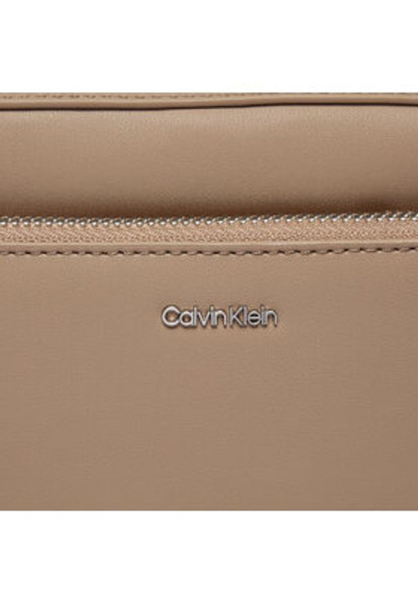 Calvin Klein Torebka Ck Must Camera Bag W/Pckt Lg K60K608410 Beżowy. Kolor: beżowy. Materiał: skórzane