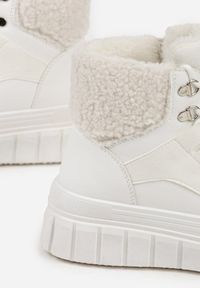 Born2be - Białe Botki na Platformie z Futerkiem Dorcva. Okazja: na uczelnię. Kolor: biały. Materiał: futro. Sezon: jesień. Obcas: na platformie. Styl: elegancki. Wysokość obcasa: średni #6