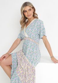 Born2be - Niebiesko-Miętowa Rozkloszowana Sukienka Maxi z Gumką w Talii i Koronkowym Dekoltem Gerbera. Kolor: niebieski. Materiał: koronka. Długość rękawa: krótki rękaw. Sezon: wiosna, lato. Typ sukienki: kopertowe. Długość: maxi #2