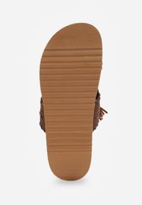 Born2be - Ciemnobrązowe Płaskie Klapki Boho VICES z Imitacji Zamszu Zdobione Frędzlami Krili. Okazja: na co dzień, na spacer. Kolor: brązowy. Materiał: zamsz. Wzór: aplikacja. Sezon: lato. Obcas: na płaskiej podeszwie. Styl: boho #7