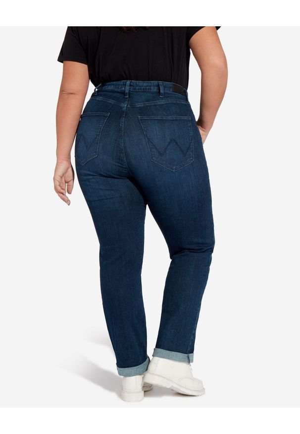 Wrangler - SPODNIE DAMSKIE WRANGLER STRAIGHT PLUS STRETCH DARK W24TWX053 112127974. Kolekcja: plus size