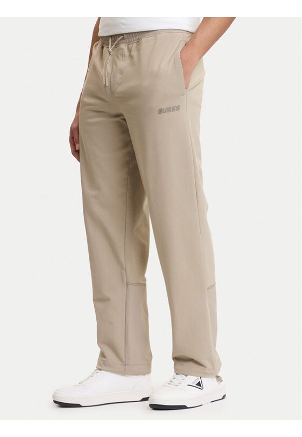 Guess Spodnie dresowe Z6GB01 K2834 Beżowy Regular Fit. Kolor: beżowy. Materiał: bawełna