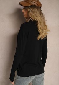 Renee - Czarny Klasyczny Sweter ze Stójką Miridra. Okazja: na co dzień, na spotkanie biznesowe. Typ kołnierza: kołnierzyk stójkowy. Kolor: czarny. Materiał: jeans. Długość rękawa: długi rękaw. Długość: długie. Wzór: aplikacja. Styl: klasyczny #3