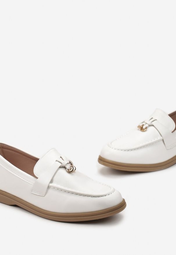 Born2be - Białe Eleganckie Mokasyny z Ozdobną Zawieszką Biaga. Okazja: do pracy, na co dzień. Kolor: biały. Wzór: aplikacja. Styl: elegancki