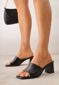 Born2be - Czarne Minimalistyczne Klapki na Słupku z Odkrytym Kwadratowym Noskiem Monaera. Okazja: na co dzień, na ślub cywilny, na wesele. Kolor: czarny. Wzór: gładki. Obcas: na słupku. Styl: casual, elegancki #7