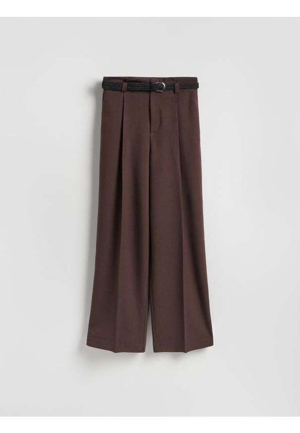 Reserved - Spodnie z paskiem - brązowy. Kolor: brązowy. Materiał: wiskoza, tkanina. Wzór: gładki