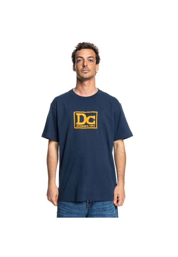 DC Shoes - Koszulka z krótkim rękawem dla Mężczyzn TRIBUTE Niebieski. Kolor: niebieski. Materiał: bawełna. Długość rękawa: krótki rękaw. Długość: krótkie
