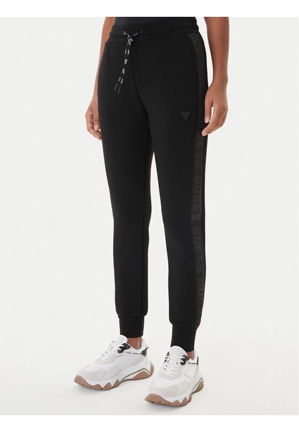 Guess Spodnie dresowe V2YB18 K7UW2 Czarny Regular Fit. Kolor: czarny. Materiał: wiskoza