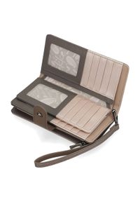 Portfel damski Anekke, z efektownym nadrukiem i metalowym logo zamykany na klapę wyposażony w przegrody na banknoty kieszeń na monety oraz liczne mie. Kolor: beżowy. Wzór: nadruk #3