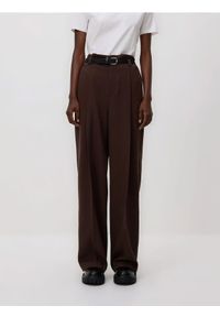 Reserved - Spodnie z paskiem - brązowy. Kolor: brązowy. Materiał: tkanina, wiskoza. Wzór: gładki