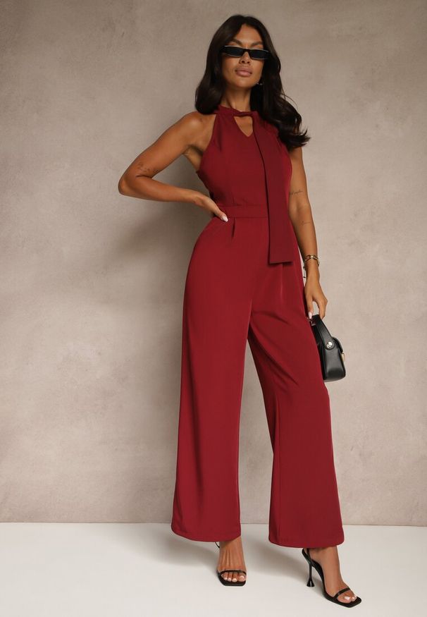 Renee - Bordowy Kombinezon Wide Leg z Ozdobnym Wiązaniem przy Szyi Silelia. Okazja: na co dzień. Kolor: czerwony. Długość rękawa: bez rękawów. Styl: klasyczny, elegancki, casual
