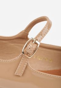 Renee - Ciemnobeżowe Czółenka o Lakierowanym Połysku na Niskim Obcasie z Paskiem i Klamerką Karzina. Okazja: do pracy. Zapięcie: pasek. Kolor: beżowy. Materiał: lakier. Obcas: na obcasie. Styl: elegancki. Wysokość obcasa: niski #6