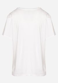 Born2be - Biały T-shirt z Bawełny z Aplikacją 3D w Kształcie Kwiatu Risandra. Okazja: na co dzień. Typ kołnierza: dekolt w kształcie V. Kolor: biały. Materiał: bawełna. Wzór: aplikacja, kwiaty. Styl: casual, klasyczny #4
