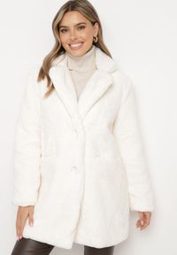 Born2be - Jasnobeżowy Futerkowy Płaszcz Jednorzędowy z Kieszeniami i Eleganckim Kołnierzem Daienna. Kolor: beżowy. Materiał: jeans. Styl: elegancki #7
