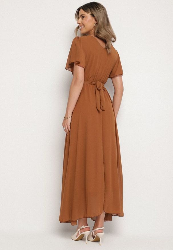 Born2be - Brązowa Kopertowa Sukienka Maxi z Gumką w Pasie Narlin. Okazja: na wesele, na studniówkę, na ślub cywilny. Typ kołnierza: dekolt w serek. Kolor: brązowy. Typ sukienki: kopertowe. Styl: klasyczny. Długość: maxi