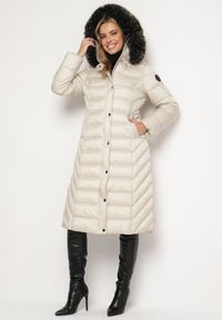 Born2be - Beżowa Pikowana Kurtka Zimowa o Długim Kroju z Odpinanym Kapturem z Futrem Mintoria. Okazja: na co dzień. Kolor: beżowy. Materiał: futro. Długość: długie. Sezon: zima. Styl: casual, elegancki #1