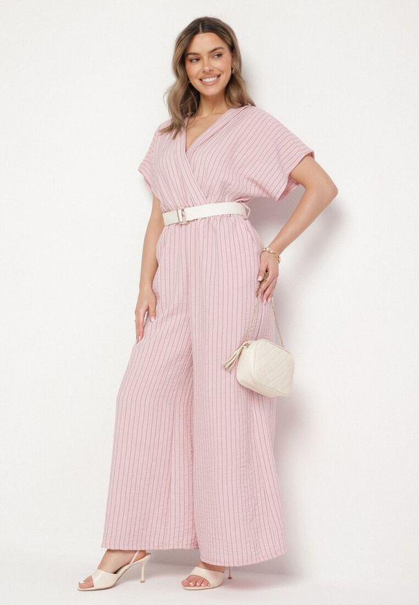 Born2be - Różowy Nietoperzowy Kombinezon o Kopertowym Kroju z Paskiem Tolannea. Okazja: na spotkanie biznesowe. Kolor: różowy. Długość rękawa: krótki rękaw. Długość: krótkie. Styl: biznesowy, elegancki