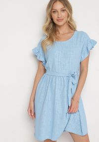 Born2be - Jasnoniebieska Sukienka Ozdobiona Falbankami i Paskiem Izulira. Typ kołnierza: kołnierz z falbankami. Kolor: niebieski. Wzór: aplikacja. Styl: elegancki