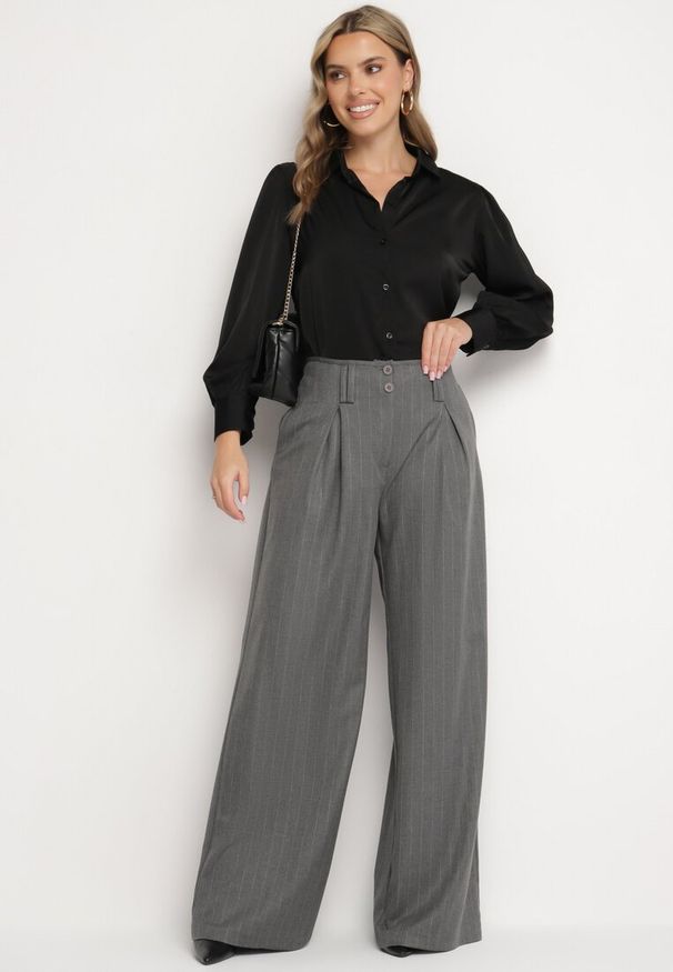 Born2be - Ciemnoszare Spodnie Garniturowe z Wiskozą o Szerokim Kroju z Kieszeniami Filolena. Okazja: do pracy, na co dzień. Kolor: szary. Materiał: wiskoza. Styl: klasyczny, casual