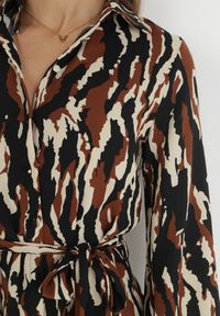 Born2be - Brązowa Sukienka Koszulowa z Materiałowym Paskiem Mirina. Okazja: na co dzień. Typ kołnierza: kołnierzyk klasyczny. Kolor: brązowy. Materiał: materiał. Długość rękawa: długi rękaw. Typ sukienki: koszulowe. Styl: klasyczny, casual, elegancki #4